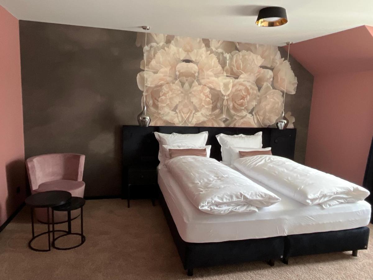 Boutiquehotel Burg Adenbach & Alter Weinbau Bad Neuenahr-Ahrweiler Buitenkant foto